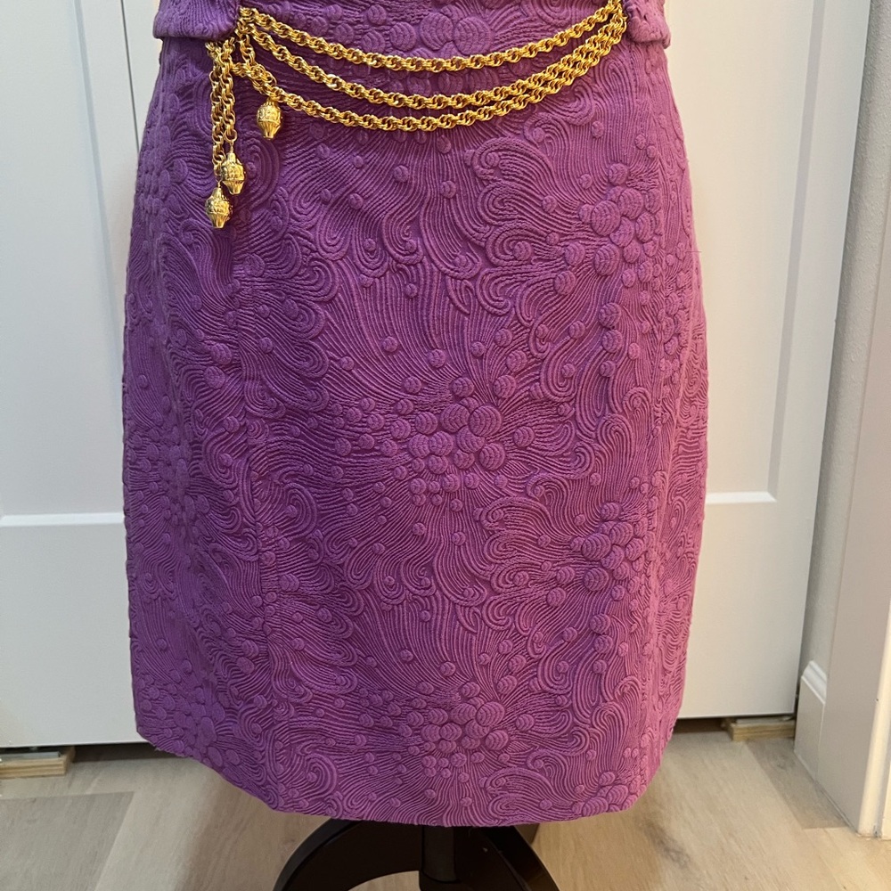 Milly skirt, size 6, beautiful gold chain in front.